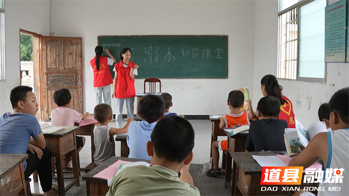 道县：农家书屋变身“暑期乐园”1_副本.jpg