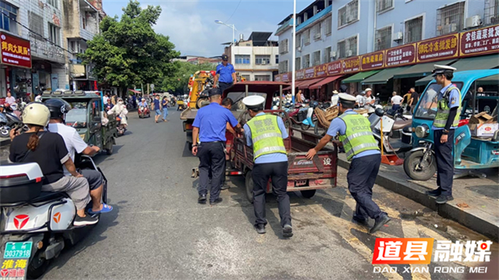 道县交警、城管联合整治农贸市场周边交通秩序2_副本.png