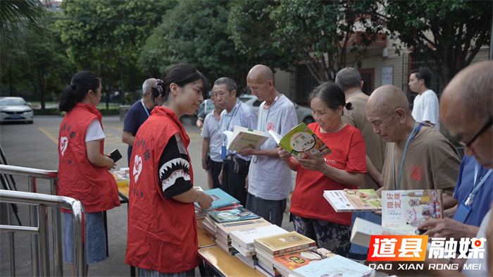 道县：图书馆携手福利院 送戏下乡温暖老人心1_副本.jpg