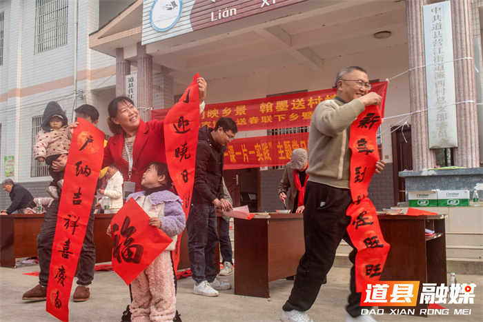 道县摄影家协会濂西村送温暖活动（组图）1_副本.jpg