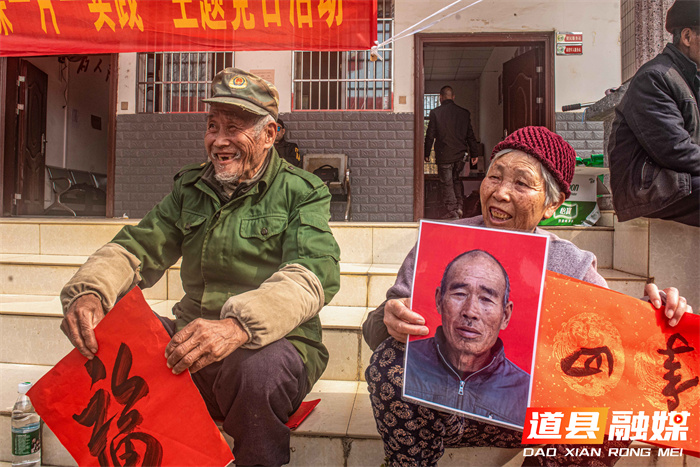 道县摄影家协会濂西村送温暖活动（组图）2_副本.jpg