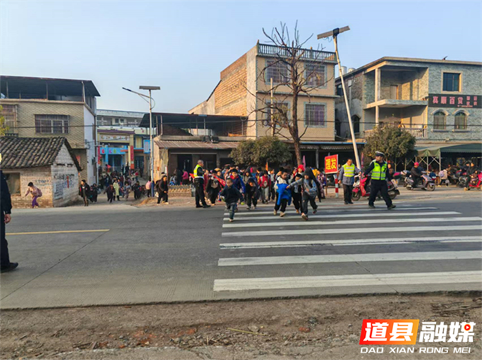 道县交警坚守“护学岗”撑起“平安伞”2_副本.png