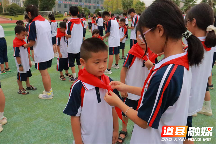 “强国复兴有我，争当新时代好少年”道县第二小学庆祝“十·一三”建队纪念日新队员入队仪式2_副本.png