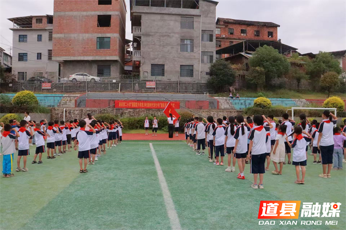 “强国复兴有我，争当新时代好少年”道县第二小学庆祝“十·一三”建队纪念日新队员入队仪式3_副本.png