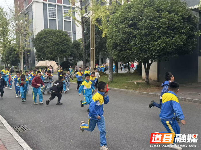 道县二小开展消防演练：筑牢防火墙 护航成长路1_副本.png