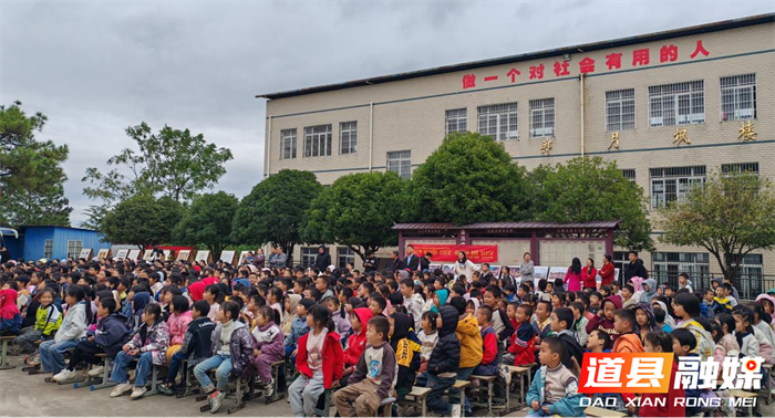 非遗戏曲进校园文化薪火传新道县祁剧团走进道县新车小学展演1_副本.png 非遗戏曲进校园文化薪火传新道县祁剧团走进道县新车小学展演1_副本.png