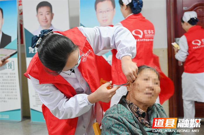 世界卒中日邂逅重阳：道县人民医院义诊医心敬老 竞速脑卒中黄金4.5小时3_副本.png