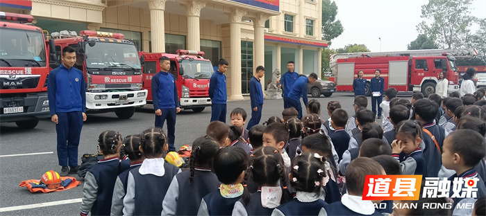 道县：“爱心护蕾”走进消防队 安全教育润童心3_副本.jpg