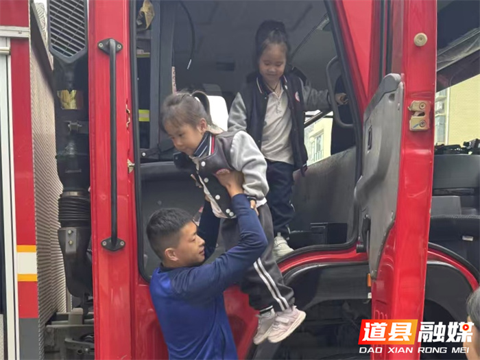 道县：“爱心护蕾”走进消防队 安全教育润童心1_副本.jpg