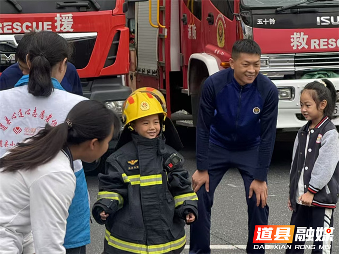 道县：“爱心护蕾”走进消防队 安全教育润童心2_副本.jpg