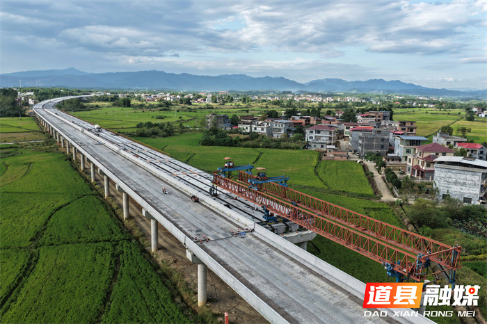 2025年10月5日，在湖南省永州市零(陵)道(县)高速公路道县段建设工地，工人在进行桥面钢筋焊接作业。 (10).jpg