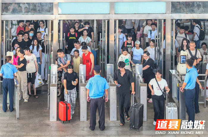 道县:长假返程客流迎高峰(组图)2_副本.png