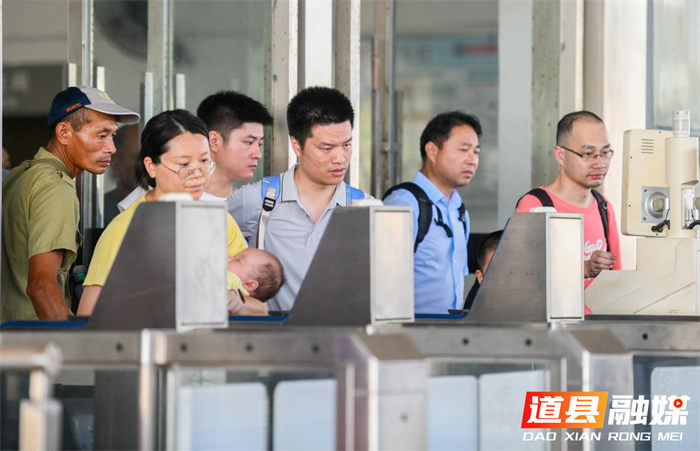 道县:长假返程客流迎高峰(组图)1_副本.png