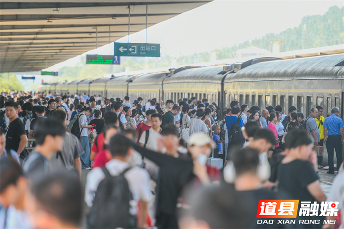 道县:长假返程客流迎高峰(组图)4_副本.png 道县:长假返程客流迎高峰(组图)4_副本.png