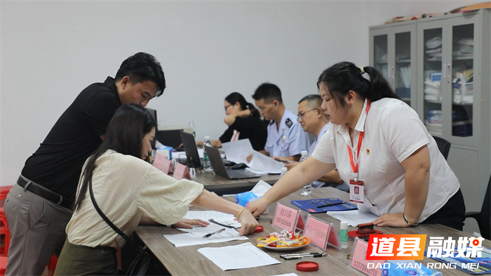 道县：双节服务“不打烊” 办证窗口“搬到家”1_副本.png