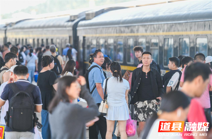 道县:长假返程客流迎高峰(组图)3_副本.png 道县:长假返程客流迎高峰(组图)3_副本.png