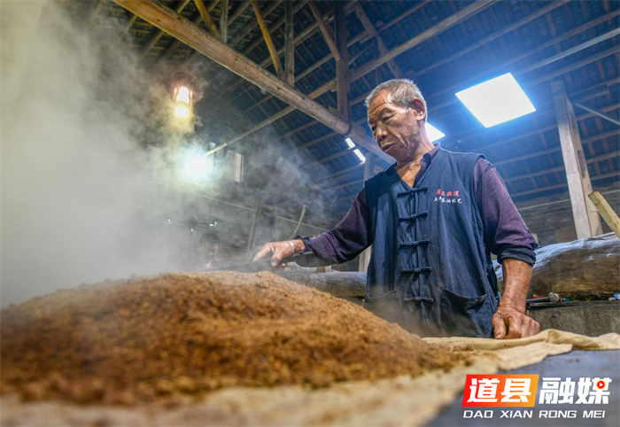 道县:古法舂榨 茶油飘香(组图)5_副本.png