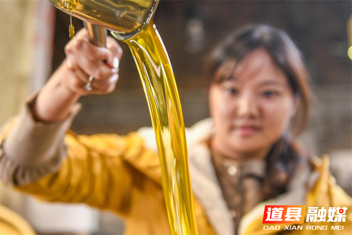 道县:古法舂榨 茶油飘香(组图)3_副本.png