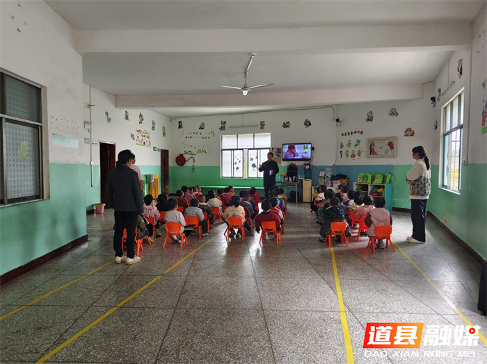 消防演练不缺席,安全“童”行护成长 萌娃上演“火”速撤离 2_副本.png 消防演练不缺席,安全“童”行护成长 萌娃上演“火”速撤离 2_副本.png