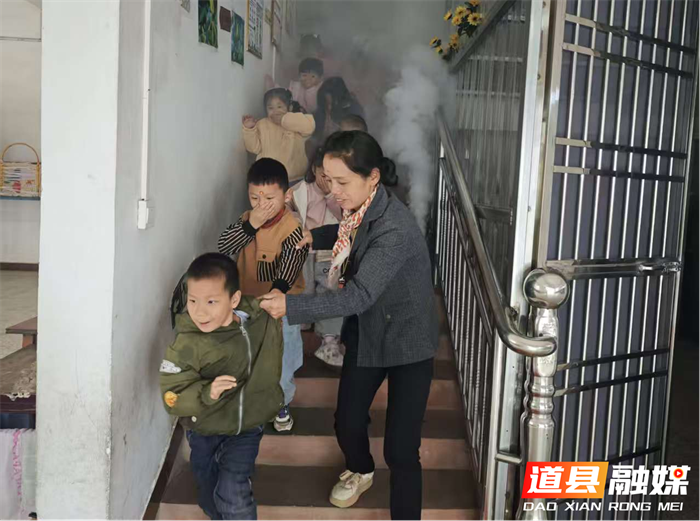 消防演练不缺席,安全“童”行护成长 萌娃上演“火”速撤离 1_副本.png 消防演练不缺席,安全“童”行护成长 萌娃上演“火”速撤离 1_副本.png