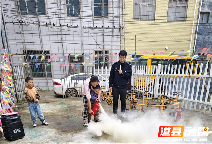 消防演练不缺席,安全“童”行护成长 萌娃上演“火”速撤离 3_副本.png 消防演练不缺席,安全“童”行护成长 萌娃上演“火”速撤离 3_副本.png
