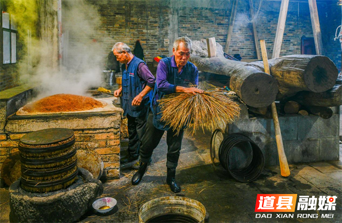 道县:古法舂榨 茶油飘香(组图)6_副本.png