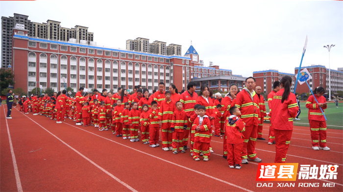 消防宣传进校园 亲子互动学技能——道县消防救援人员为幼儿园亲子活动传经送宝2_副本.png