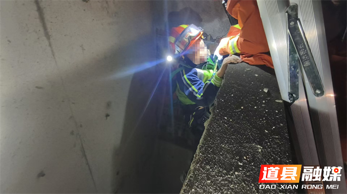 道县:一男孩不慎坠入7米深坑 消防员15分钟成功救出1_副本.jpg 道县:一男孩不慎坠入7米深坑 消防员15分钟成功救出1_副本.jpg