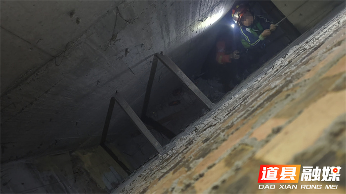 道县:一男孩不慎坠入7米深坑 消防员15分钟成功救出2_副本.jpg 道县:一男孩不慎坠入7米深坑 消防员15分钟成功救出2_副本.jpg