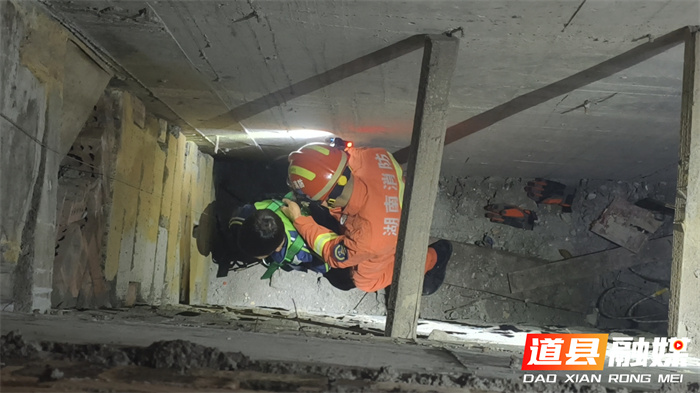 道县:一男孩不慎坠入7米深坑 消防员15分钟成功救出3_副本.jpg 道县:一男孩不慎坠入7米深坑 消防员15分钟成功救出3_副本.jpg