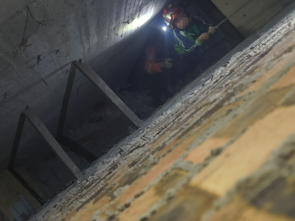 道县：一男孩不慎坠入7米深坑 消防员15分钟成功救出