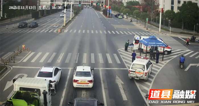 道县老人摔倒街头 消防宣传员暖心守护2_副本.jpg 道县老人摔倒街头 消防宣传员暖心守护2_副本.jpg