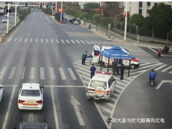 道县老人摔倒街头 消防宣传员暖心守护