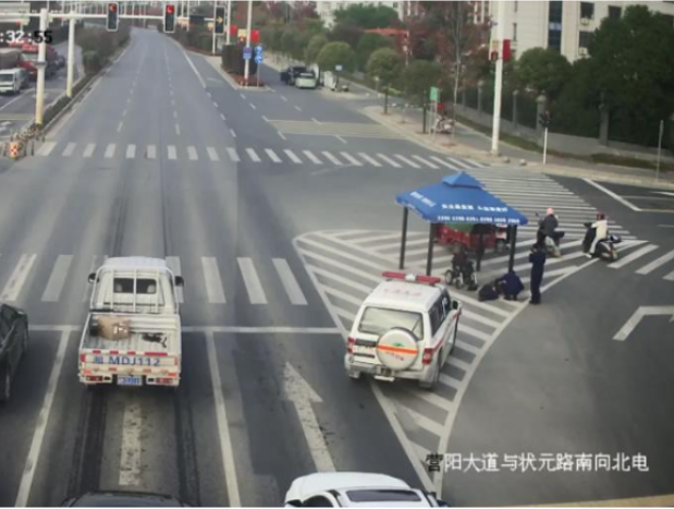 视频｜道县老人摔倒街头  消防宣传员暖心守护