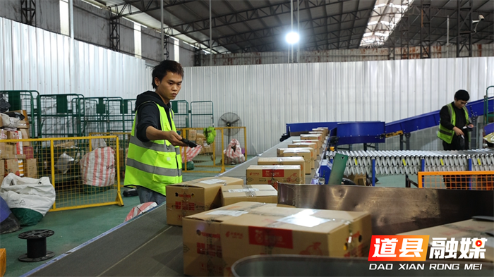 道县：邮政惠农“橙”意满满 脐橙销售搭上绿色快车6_副本.png