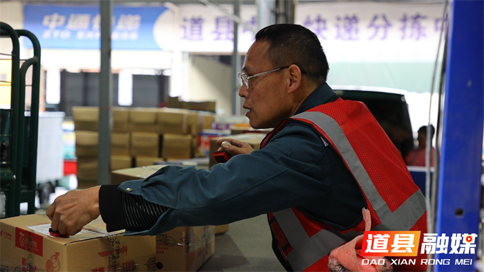 道县：邮政惠农“橙”意满满 脐橙销售搭上绿色快车5_副本.png