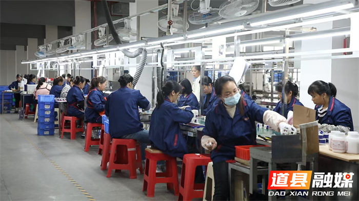 道县：决战四季度 企业开足马力忙订单3_副本.jpg