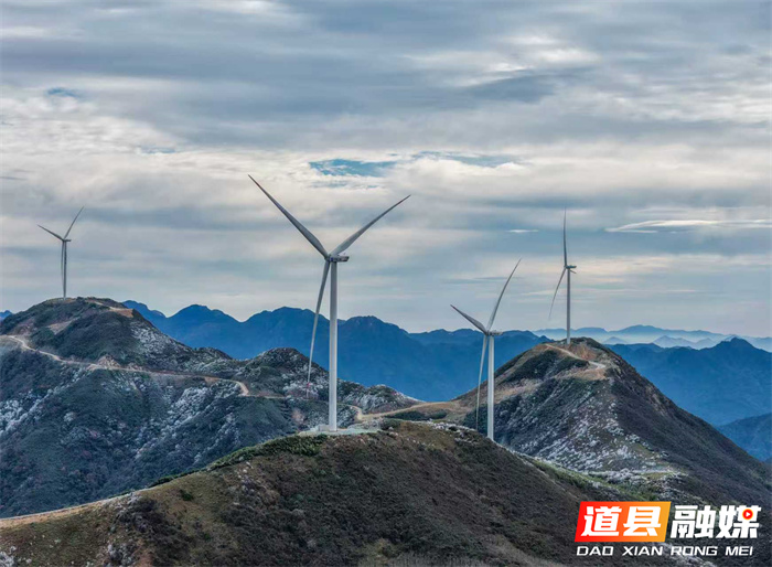 2025年11月19日，湖南省永州市道县洪塘营风力发电场，风力发电机组在运转工作，与群山相映成景，构成一幅美丽的水墨画卷。近年来，当地充分利用丰富的风力资源，大力发展风力发电，促进节能降耗、低碳减排，实现生态与经济效益双赢。