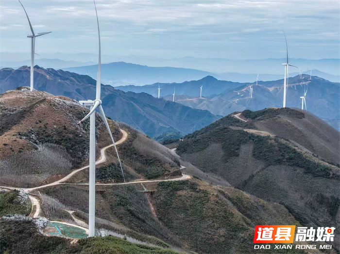 2025年11月19日，湖南省永州市道县洪塘营风力发电场，风力发电机组在运转工作，与群山相映成景，构成一幅美丽的水墨画卷。近年来，当地充分利用丰富的风力资源，大力发展风力发电，促进节能降耗、低碳减排，实现生态与经济效益双赢。