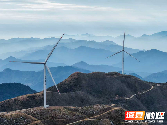 2025年11月19日，湖南省永州市道县洪塘营风力发电场，风力发电机组在运转工作，与群山相映成景，构成一幅美丽的水墨画卷。近年来，当地充分利用丰富的风力资源，大力发展风力发电，促进节能降耗、低碳减排，实现生态与经济效益双赢。