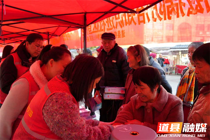 道县开展健康义诊进小区活动 将暖心服务送到居民“家门口”4_副本.jpg