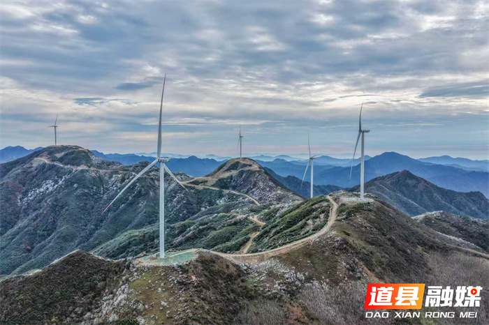 2025年11月19日，湖南省永州市道县洪塘营风力发电场，风力发电机组在运转工作，与群山相映成景，构成一幅美丽的水墨画卷。近年来，当地充分利用丰富的风力资源，大力发展风力发电，促进节能降耗、低碳减排，实现生态与经济效益双赢。