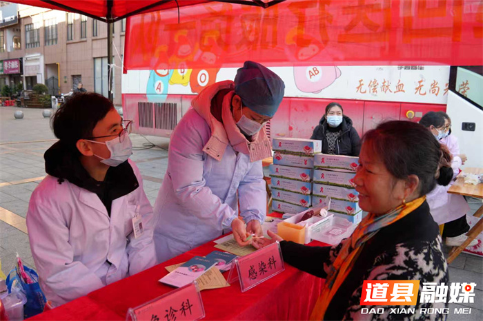 道县开展健康义诊进小区活动 将暖心服务送到居民“家门口”3_副本.jpg