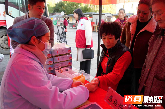 道县开展健康义诊进小区活动 将暖心服务送到居民“家门口”2_副本.jpg