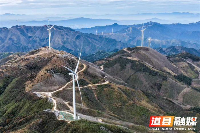 2025年11月19日，湖南省永州市道县洪塘营风力发电场，风力发电机组在运转工作，与群山相映成景，构成一幅美丽的水墨画卷。近年来，当地充分利用丰富的风力资源，大力发展风力发电，促进节能降耗、低碳减排，实现生态与经济效益双赢。