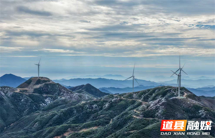 2025年11月19日，湖南省永州市道县洪塘营风力发电场，风力发电机组在运转工作，与群山相映成景，构成一幅美丽的水墨画卷。近年来，当地充分利用丰富的风力资源，大力发展风力发电，促进节能降耗、低碳减排，实现生态与经济效益双赢。
