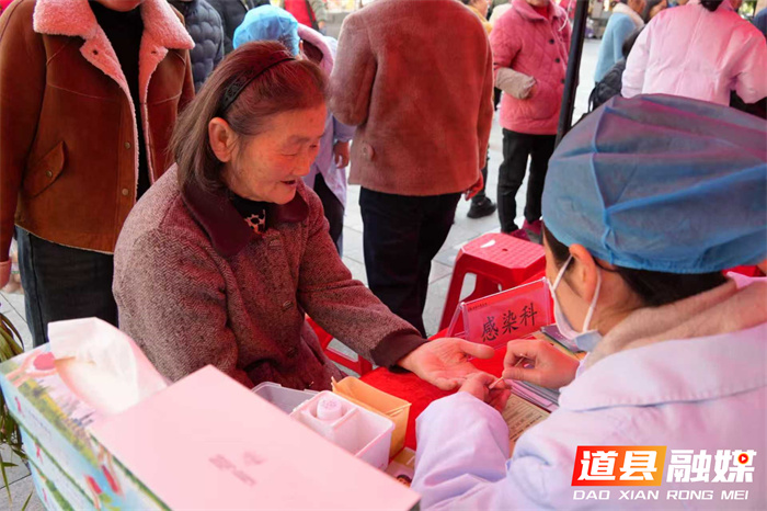 道县开展健康义诊进小区活动 将暖心服务送到居民“家门口”1_副本.jpg