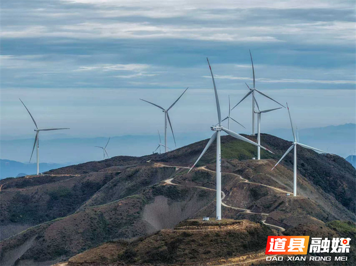 2025年11月19日，湖南省永州市道县洪塘营风力发电场，风力发电机组在运转工作，与群山相映成景，构成一幅美丽的水墨画卷。近年来，当地充分利用丰富的风力资源，大力发展风力发电，促进节能降耗、低碳减排，实现生态与经济效益双赢。