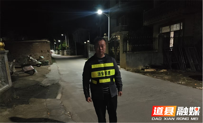 道县东门街道:“夜巡+法治宣讲” 为群众撑起“平安伞” 1_副本.png 道县东门街道:“夜巡+法治宣讲” 为群众撑起“平安伞” 1_副本.png