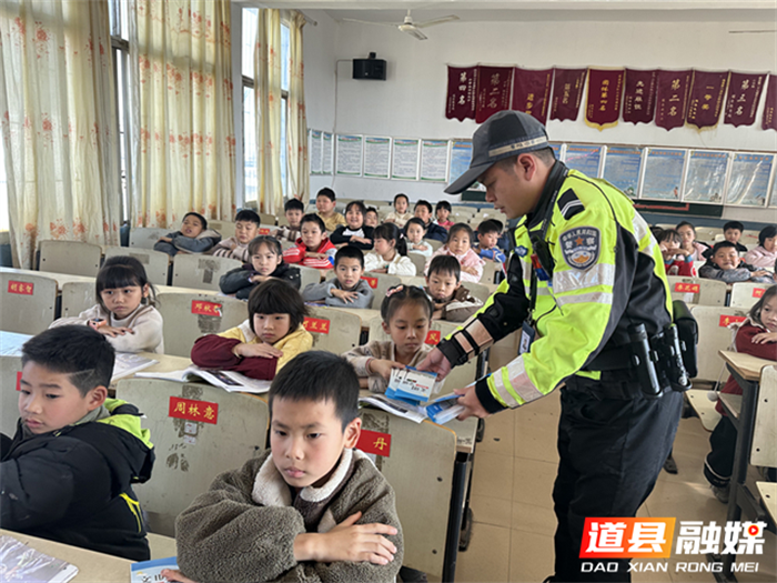 道县：交通安全进校园  学生安全“警”相伴2_副本.png